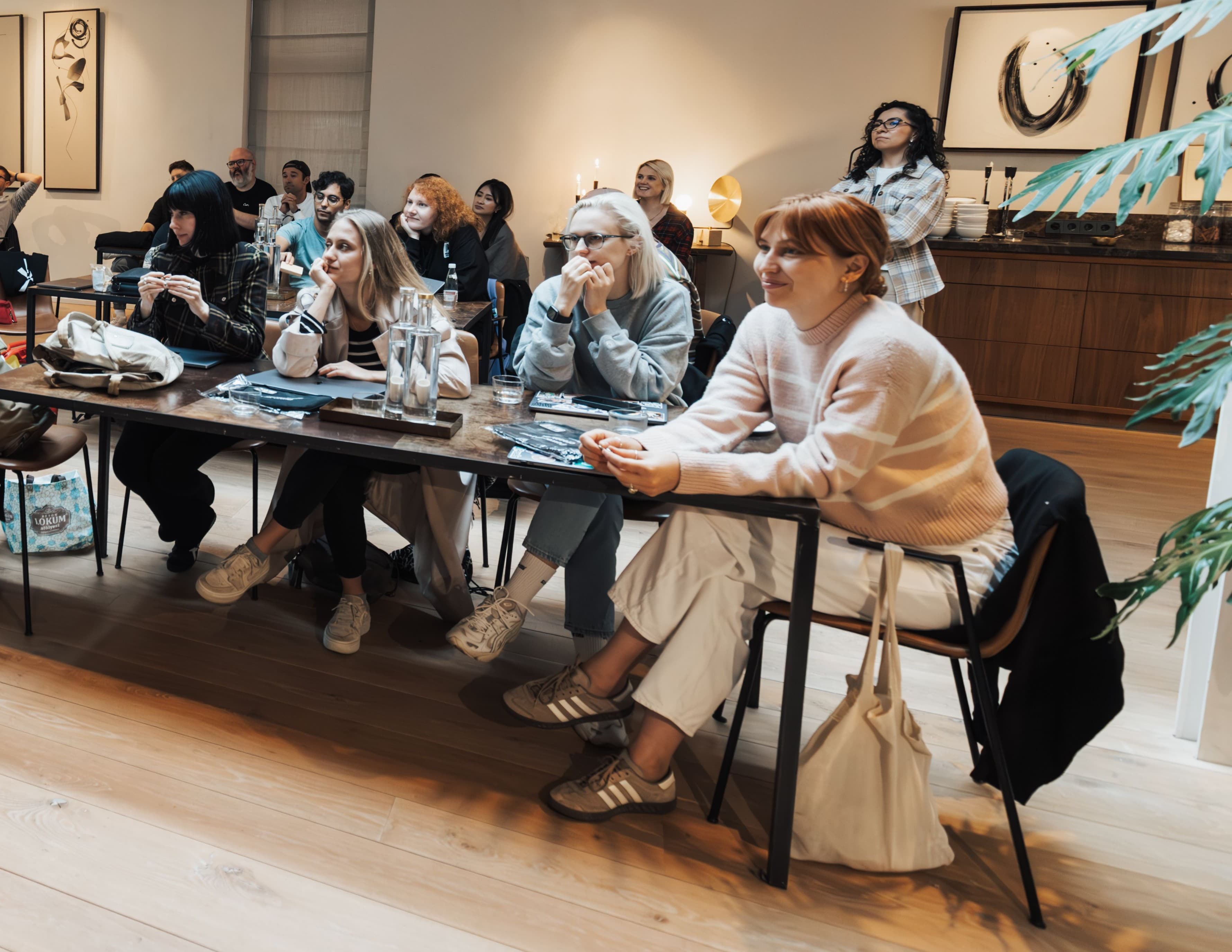 Facilitadora liderando un taller en grupo