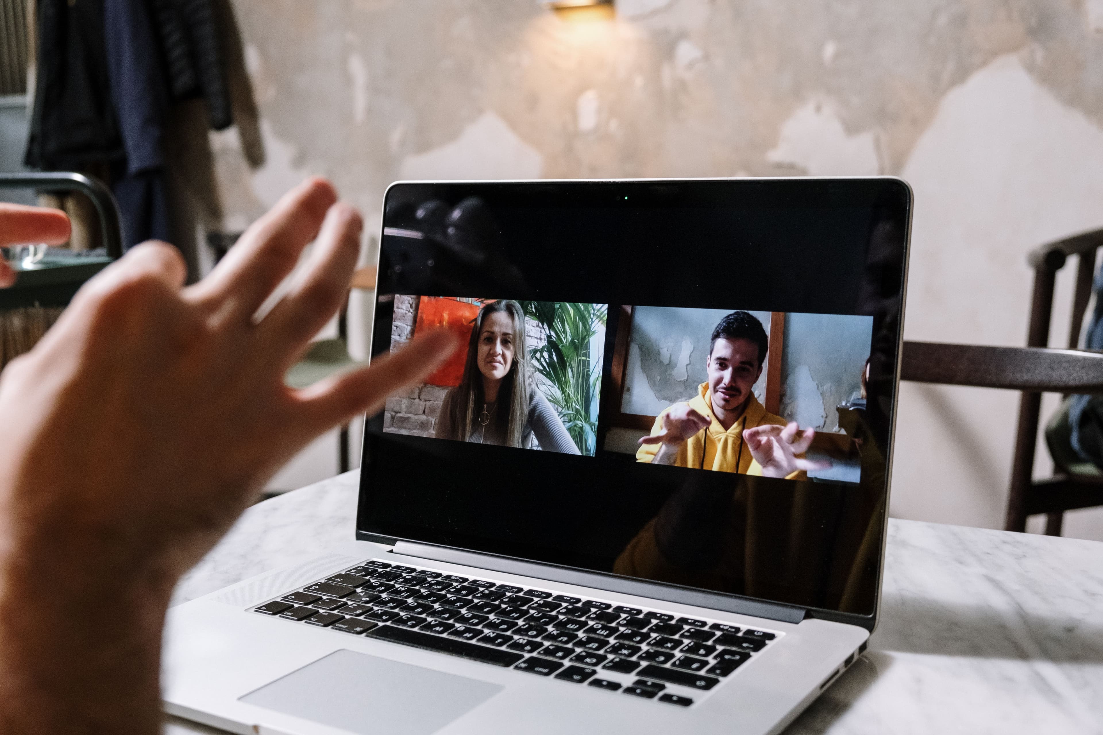 Persona en una reunión virtual con su grupo de aprendizaje