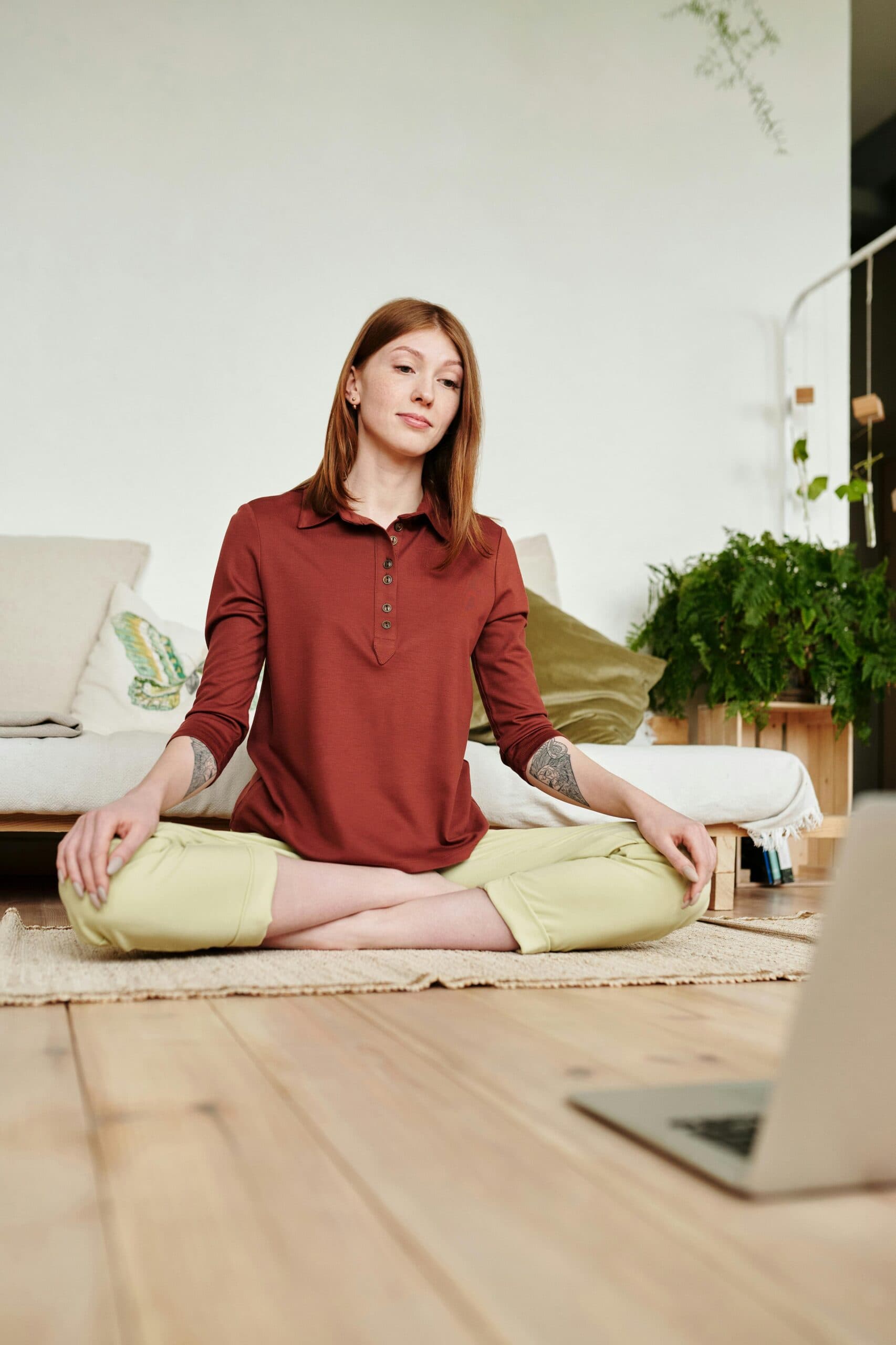 Persona practicando mindfulness en casa como parte del Programa Momentum